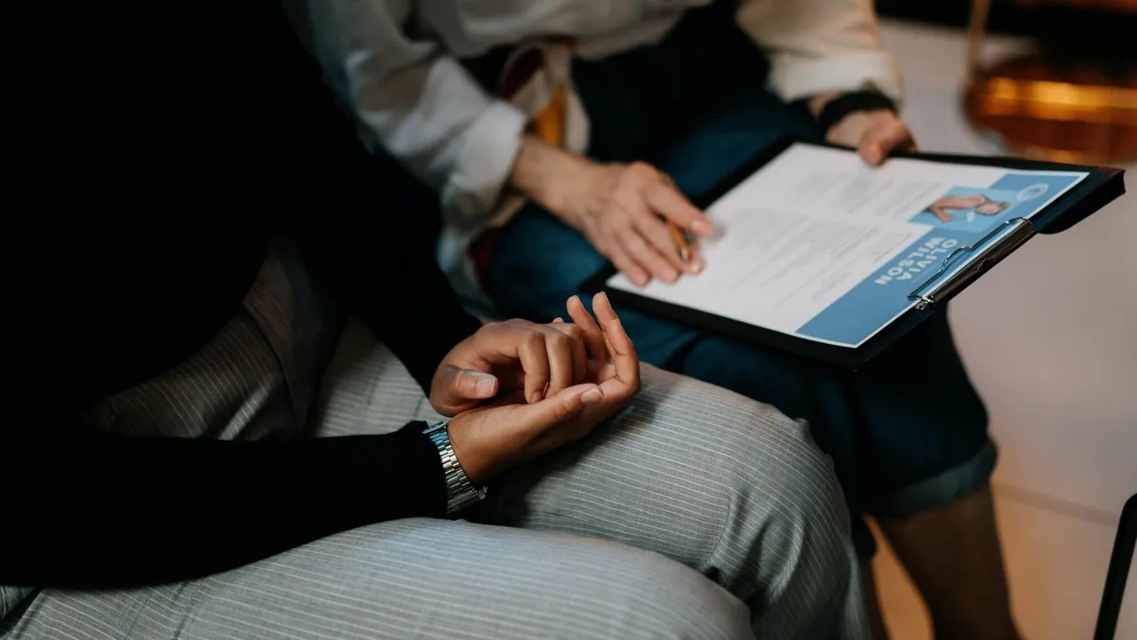 Jak porównać oferty agencji pracy w Holandii - na co zwrócić uwagę przed podpisaniem umowy?