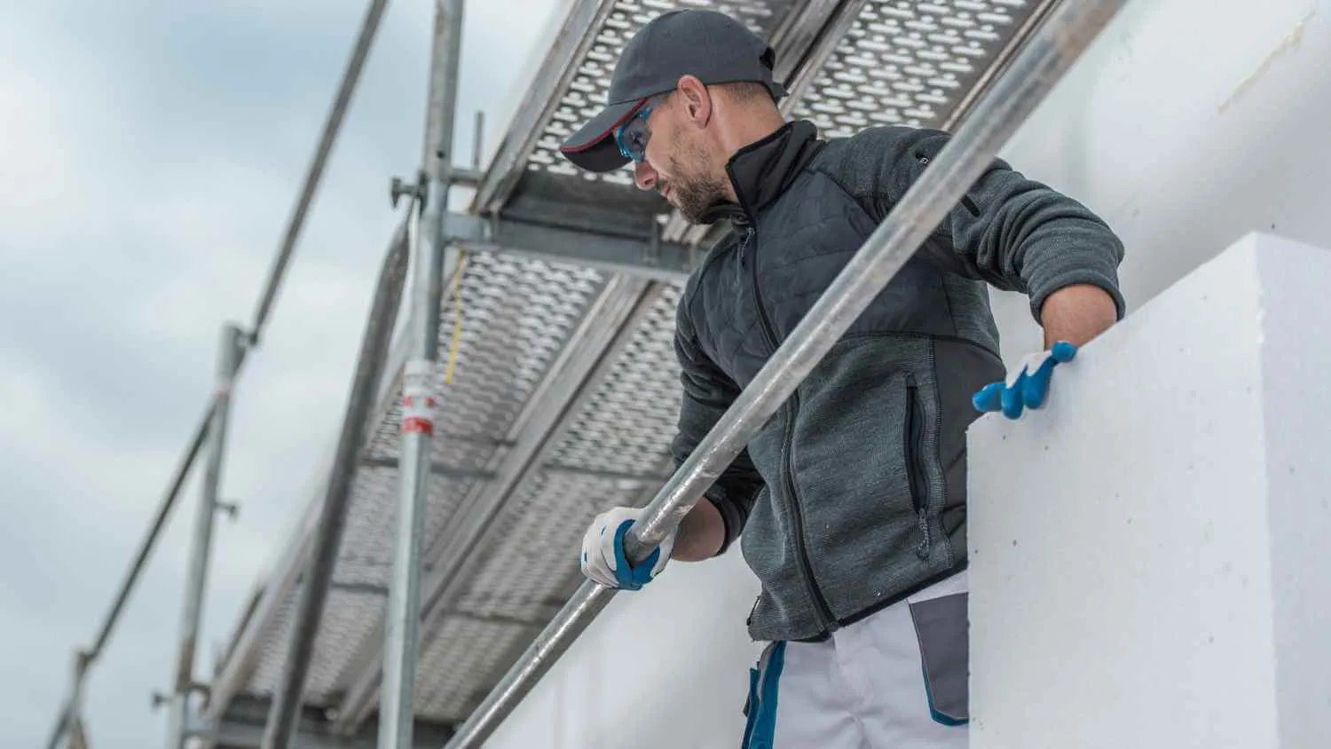 Steigerassistent tijdens werkzaamheden op de steiger