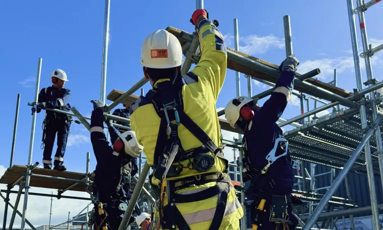 Zespół pracowników podczas instruktażu BHP i planowania szkoleń