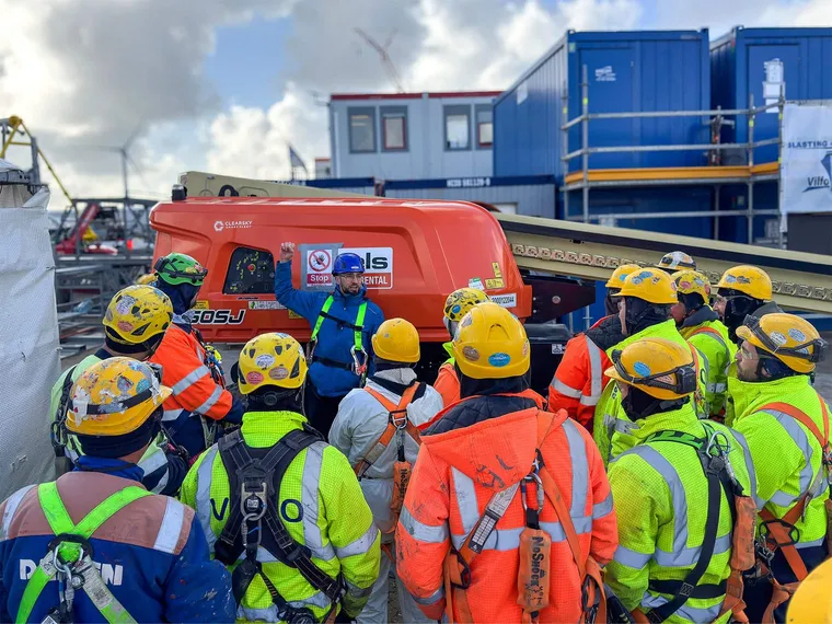 Team van medewerkers tijdens een veiligheidsinstructie en trainingsplanning