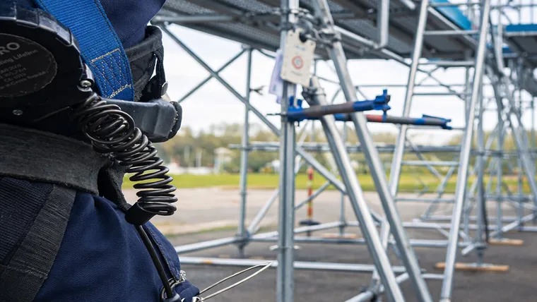 Pracownik w uprzeży podczas prac technicznych