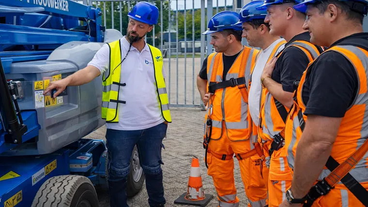 Industrieterrein met BONAPI hoogwerker en heftruck op trainingslocatie