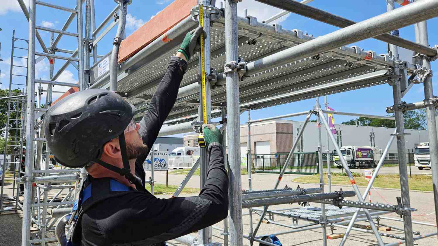 Mężczyzna kontroluje rusztowanie w ramach szkolenia dla inspektorów rusztowań z certyfikatem DNV w Bonapi Training Center.