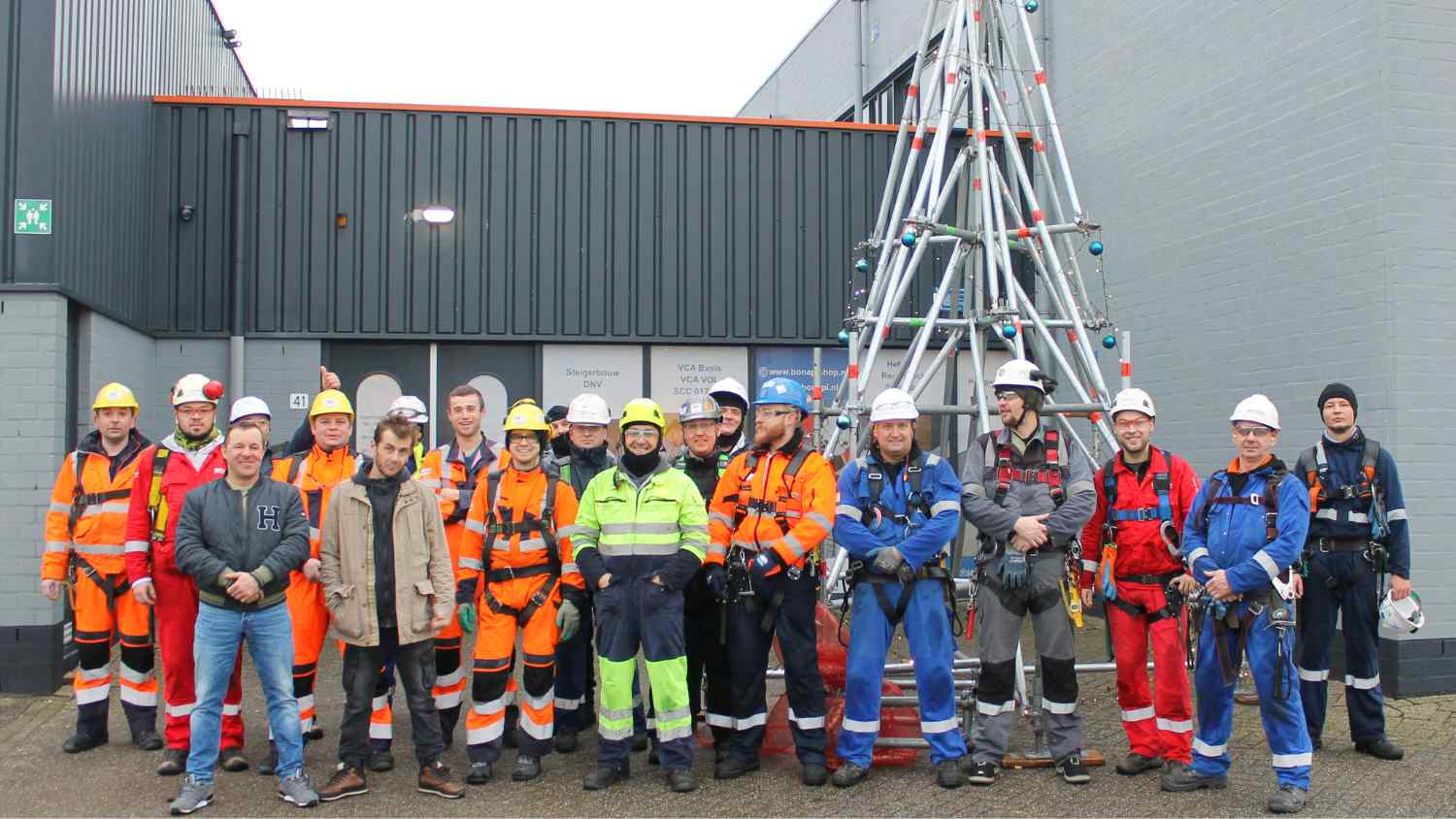 Grupa mężczyzn w trakcie szkolenia dla inspektora rusztowań z certyfikatem DNV w Holandii w Bonapi Training Center